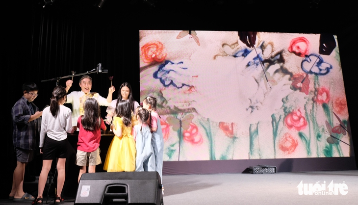 Họa sĩ tranh cát Trí Đức kể chuyện cội nguồn Việt Nam với bạn bè quốc tế tại Tunisia - Ảnh 4.