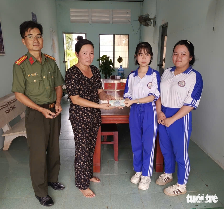 Nhặt được 10 triệu đồng, 2 học sinh lớp 11 mang đến công an nhờ tìm người đánh rơi - Ảnh 2.