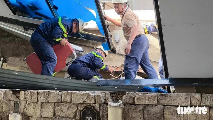 Sập dầm mái nhà, một công nhân tử vong - Ảnh 1.