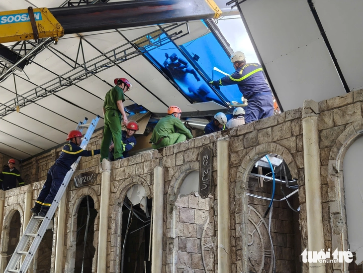 Sập dầm mái nhà, một công nhân tử vong - Ảnh 3.