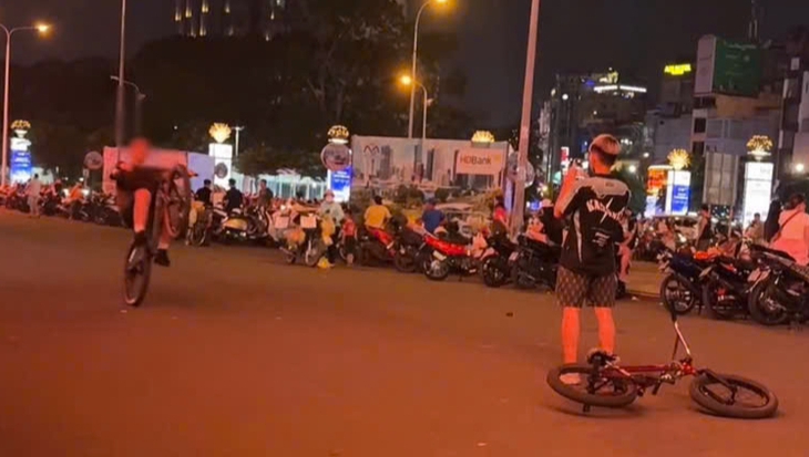 chạy xe đạp bằng một bánh - Ảnh 2.