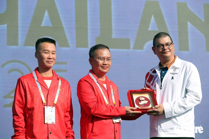 Những khoảnh khắc ấn tượng tại lễ thượng cờ SEA Games 33 - Ảnh 1.