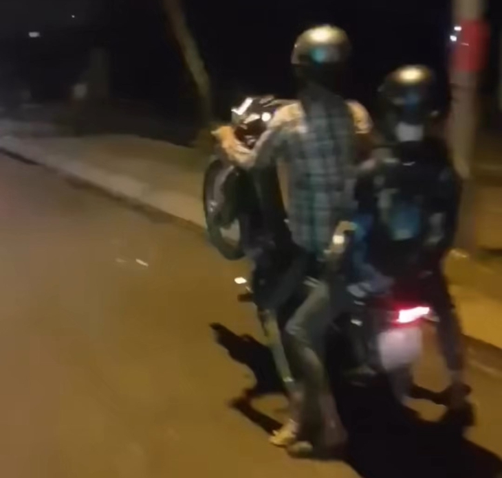 Biểu diễn 'bốc đầu' xe máy, đăng clip TikTok, 'quái xế' 14 tuổi bị cảnh sát tịch thu xe - Ảnh 1.