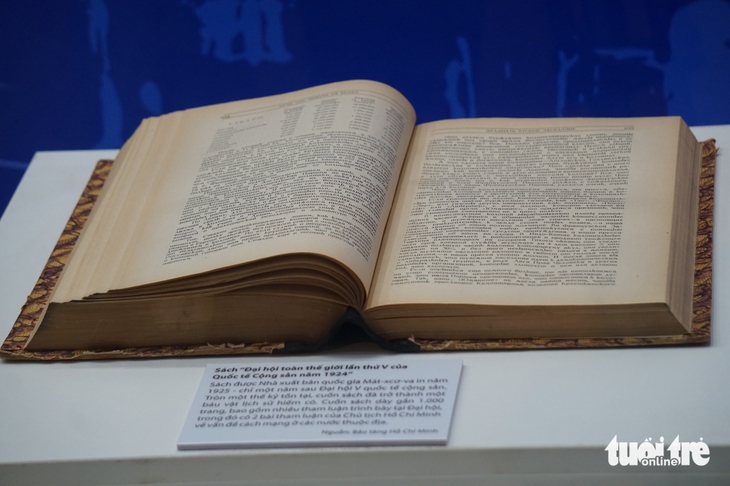 Lần đầu trưng bày sách quý 100 tuổi có hai bài viết tiếng Nga của Chủ tịch Hồ Chí Minh Sách quý - Ảnh 2.