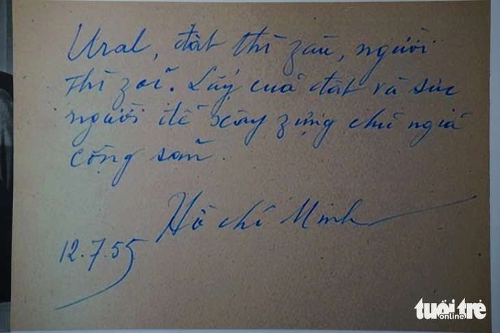 Lần đầu trưng bày sách quý 100 tuổi có hai bài viết tiếng Nga của Chủ tịch Hồ Chí Minh Lần đầu trưng bày sách quý 100 tuổi có hai bài viết tiếng Nga của Chủ tịch Hồ Chí Minh - Ảnh 3.