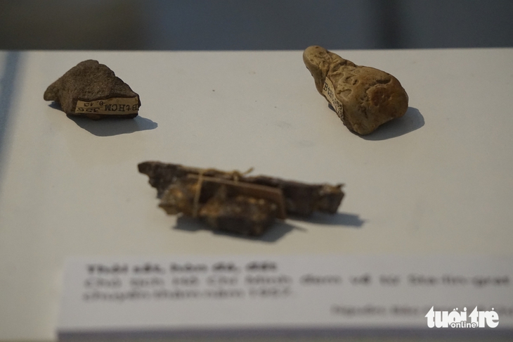 Lần đầu trưng bày sách quý 100 tuổi có hai bài viết tiếng Nga của Chủ tịch Hồ Chí Minh Sách quý - Ảnh 4.