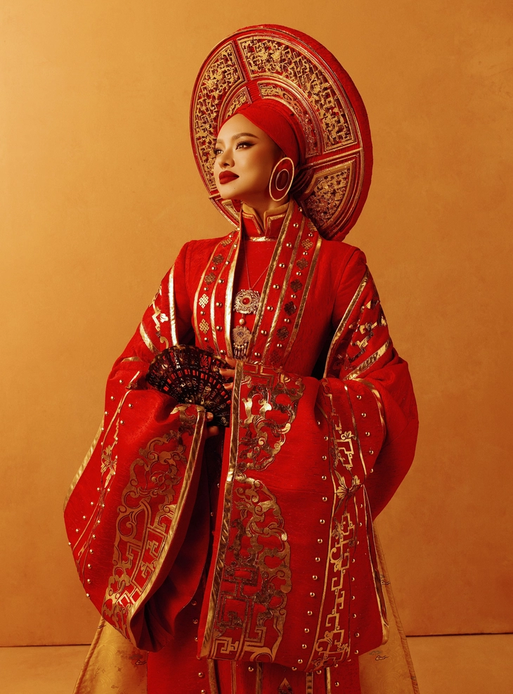 Mai Ngô mang thiết kế lấy cảm hứng từ Nam Phương hoàng hậu đến Miss Charm - Ảnh 1. Mai Ngô - Ảnh 1.