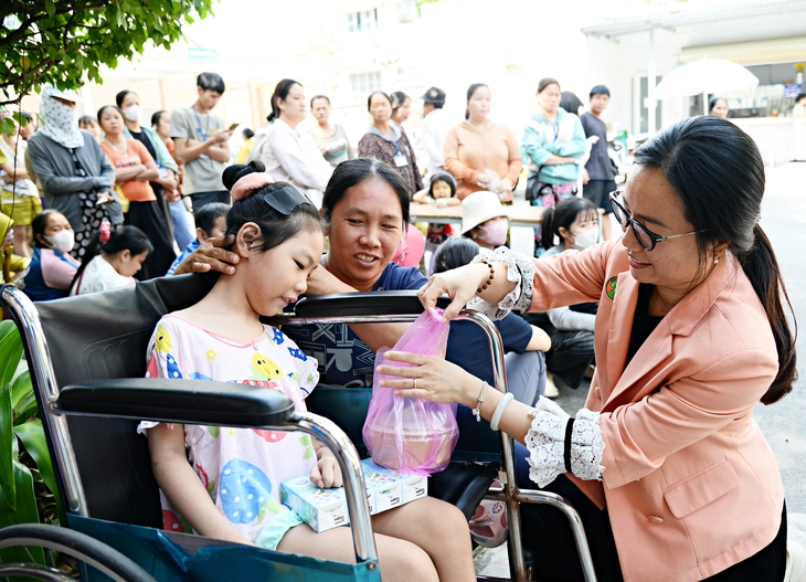 Trao tặng 800 phần cơm và 130 triệu đồng viện phí cho bệnh nhi nghèo - Ảnh 1.