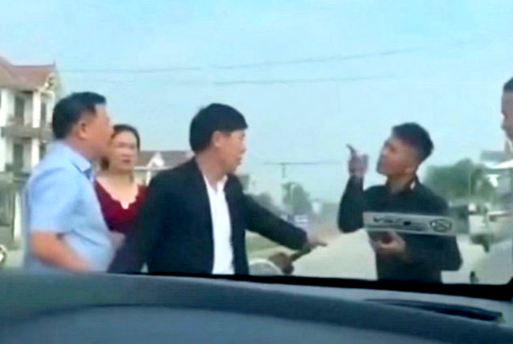 Công an làm rõ vụ thanh niên chặn ô tô để đòi tiền trên quốc lộ - Ảnh 1.