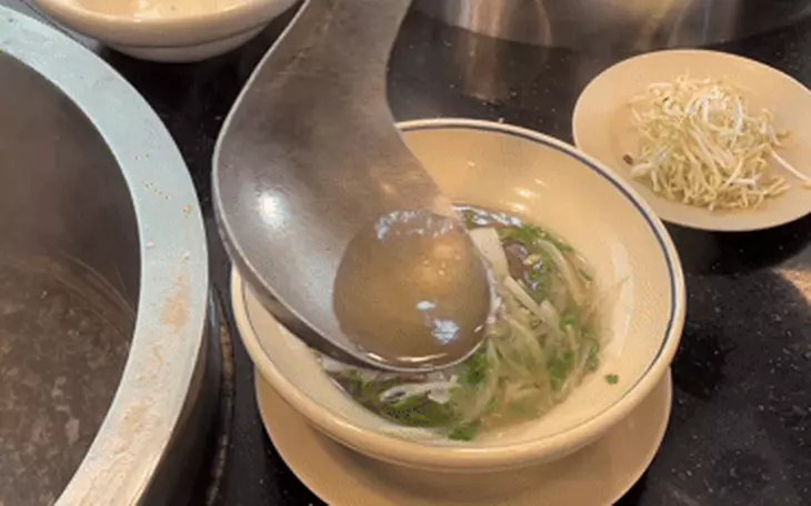 Từng làm marketing cho Coca-Cola, ông chủ Phở Nhà nghỉ việc để theo đuổi nghề bán phở - Ảnh 6.