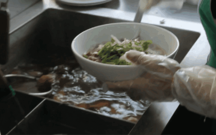 Phở Hùng Tô: Phở trộn tê cay lạ miệng với nước sốt cô đặc - Ảnh 3.