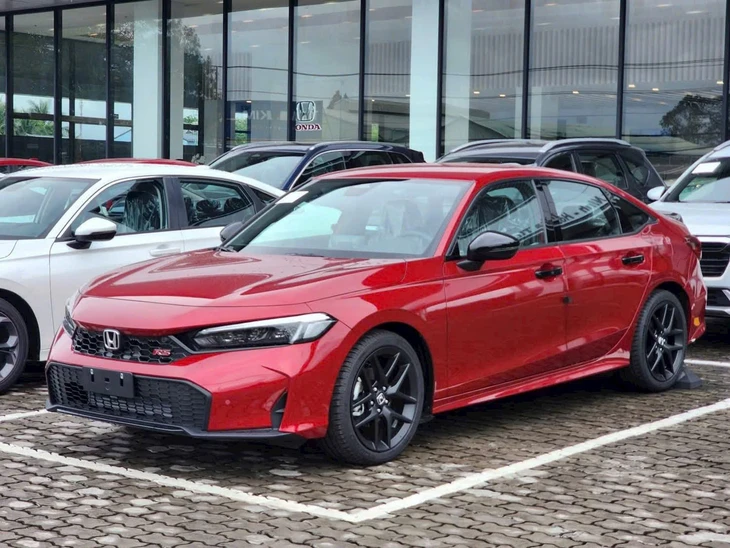 Tin tức giá xe: Honda Civic e:HEV RS giảm giá tới 140 triệu tại đại lý - Ảnh 1.