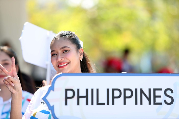 Nhan sắc rực rỡ của các cô gái Thái Lan tại lễ thượng cờ SEA Games 33 - Ảnh 1.