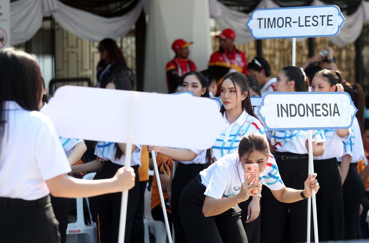 Nhan sắc rực rỡ của các cô gái Thái Lan tại lễ thượng cờ SEA Games 33 - Ảnh 4.