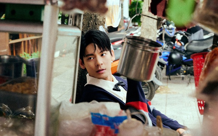 Thái Y Lâm mang heo vàng, trăn khổng lồ, tung 'mưa tiền' trên sâu khấu concert - Ảnh 6.