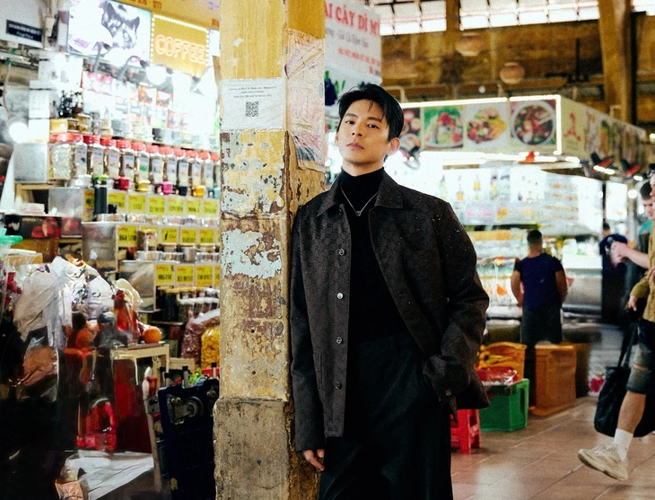 Mỹ nam Đài Loan ăn chè chợ Bến Thành, ngồi ở xe bánh tráng trông cũng tình - Ảnh 1. Lâm Bách Hoành - Ảnh 1.