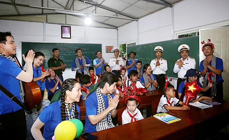 Từ lớp học '4 không' nơi đảo Hòn Chuối, những ước mơ bay lên - Ảnh 1.