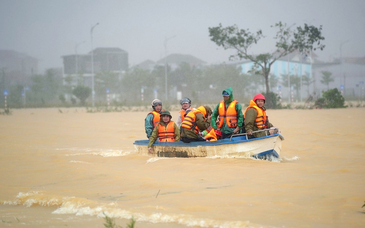 Vùng áp thấp gây gió mạnh trên Biển Đông, Nam Trung Bộ có nơi mưa to, ngày mai mở rộng ra Nam Bộ - Ảnh 3.