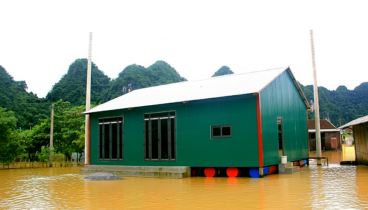 Bộ Xây dựng yêu cầu thiết kế mẫu nhà để hỗ trợ dân vùng lũ dựng lại nhà - Ảnh 1.