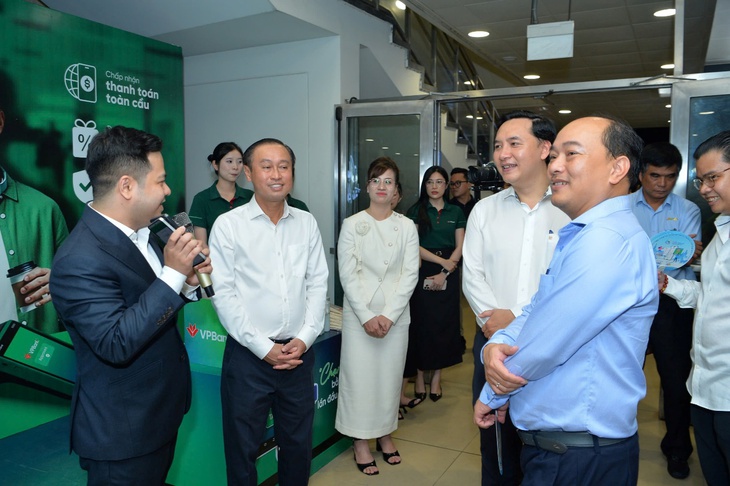 Hành khách metro thích thú trải nghiệm chạm thanh toán nhanh gọn của VPBank - Ảnh 2.
