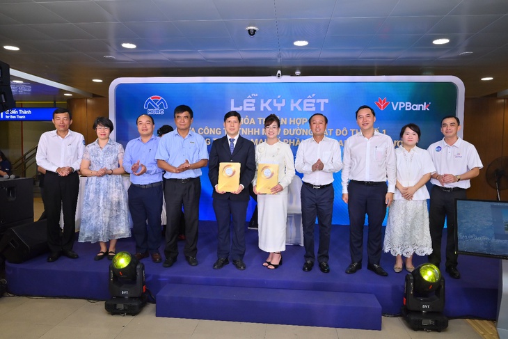 Hành khách metro thích thú trải nghiệm chạm thanh toán nhanh gọn của VPBank - Ảnh 3.