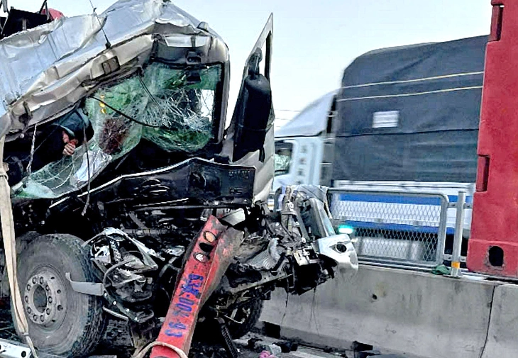 Xe tải tông xe đầu kéo trên cao tốc Bùng - Vạn Ninh, 2 người chết, 3 người bị thương - Ảnh 1.