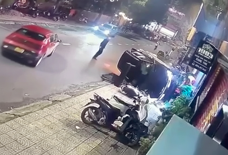 Tài xế ô tô tăng ga, tông vào nhóm đối thủ ở quán nhậu, 3 người bị thương - Ảnh 1.