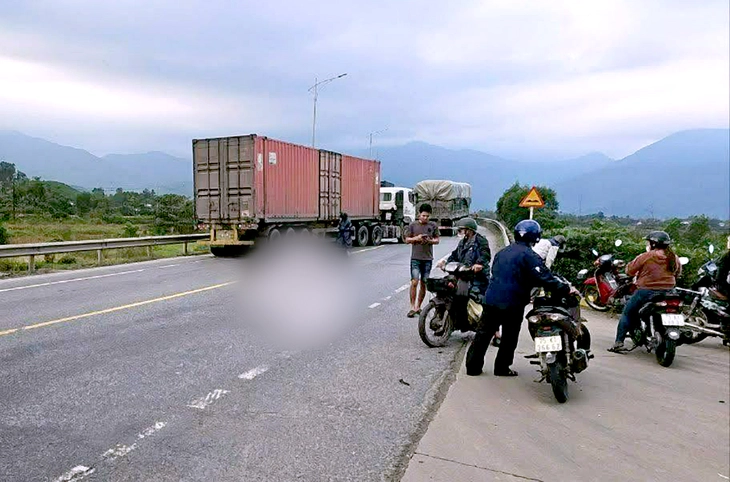 Bắt tạm giam tài xế xe tải rẽ ẩu khiến 2 người đi xe máy chết ở Huế - Ảnh 1.