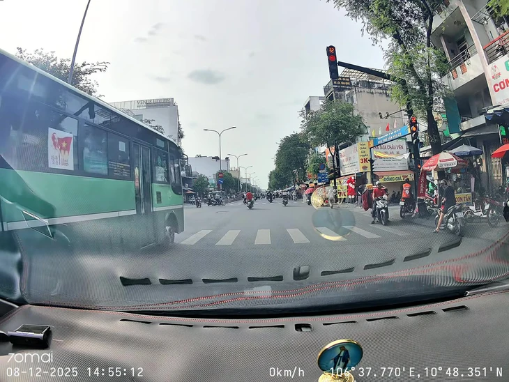 vượt đèn đỏ - Ảnh 1.