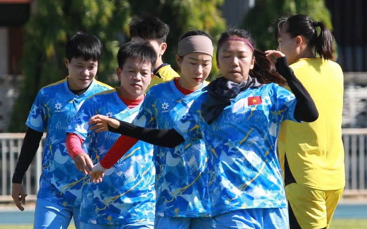 Thủ Thành Kim Thanh nén đau ra sân, quyết thắng Philippines - Ảnh 3.