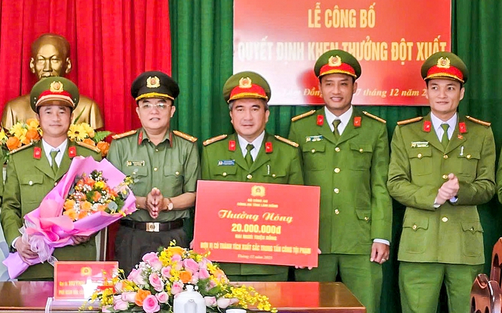 Khen thưởng Công an xã Xuân Thới Sơn khám phá 3 vụ án chỉ trong 24 giờ - Ảnh 4.