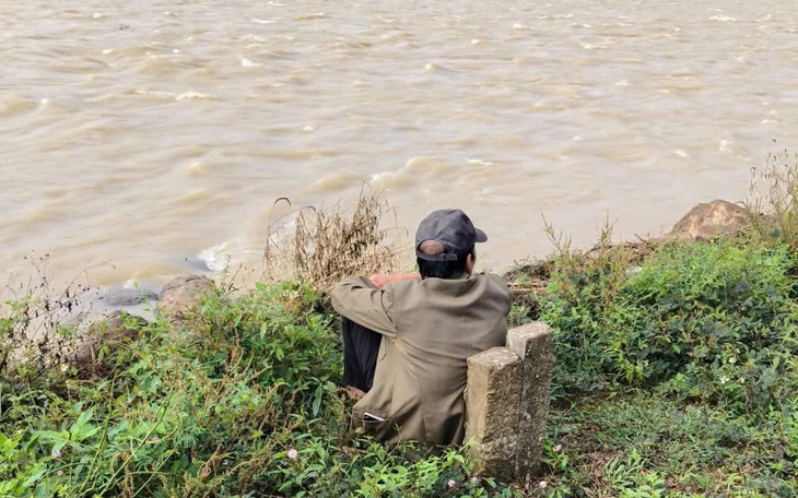 Tìm thấy thi thể nữ sinh lớp 11 dưới sông Sêrêpốk sau hơn một tuần mất tích - Ảnh 3.