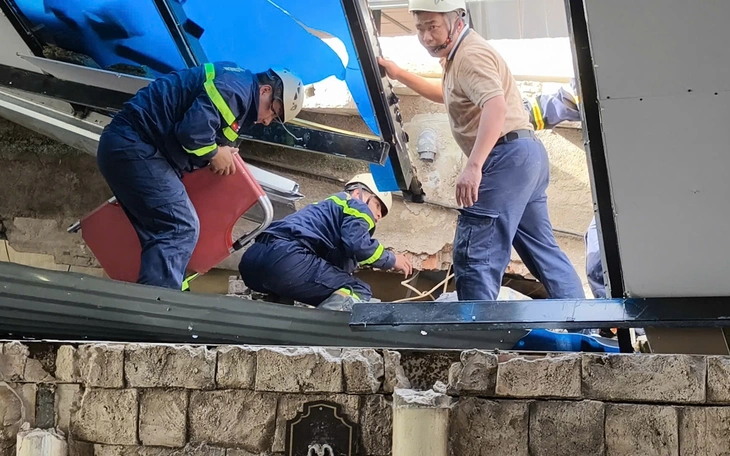 Kịp thời giải cứu 3 nạn nhân mắc kẹt do sập nhà - Ảnh 2.