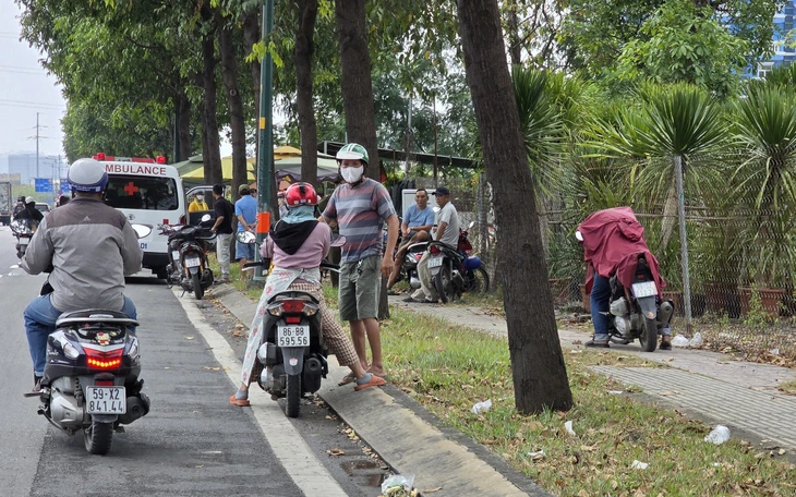 Shipper gục chết bên xe máy 'chở đầy hàng' cuối năm ở phường An Phú Đông - Ảnh 3.