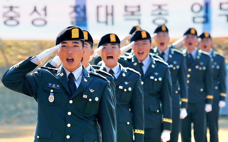 Lương thực tế tại Nhật Bản giảm 11 tháng liên tiếp - Ảnh 2.