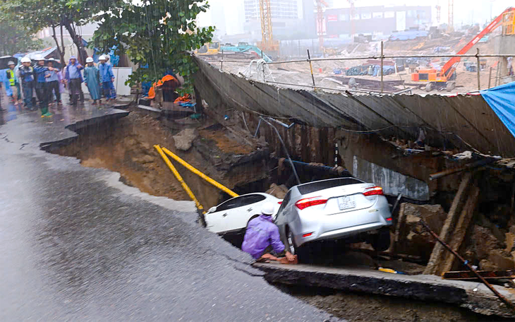 ‘Hố tử thần’ sâu 3m xuất hiện trên quốc lộ tại Quảng Trị, chính quyền cảnh báo - Ảnh 2.