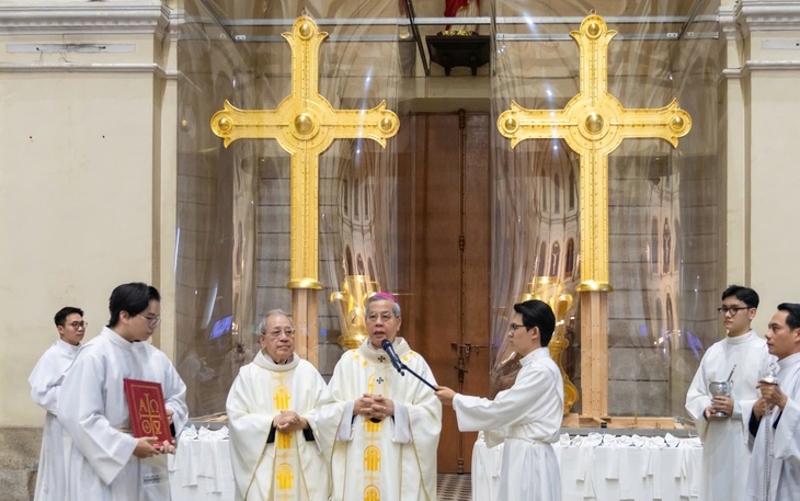Đặt hai Thánh giá mạ vàng lên đỉnh tháp kẽm nhà thờ Đức Bà ngày 19-3 - Ảnh 3.