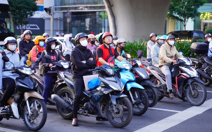 Vùng áp thấp hình thành ở nam Trường Sa, biển phía Nam gió mạnh sóng cao 4m - Ảnh 2.