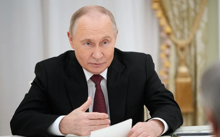 Tổng thống Putin tiếp tục ngâm mình trong hồ băng ở tuổi 73 dịp Lễ Hiển linh - Ảnh 2.