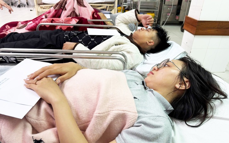 Lãnh đạo Đà Nẵng thăm các nạn nhân vụ tai nạn xe khách và đầu kéo trên cao tốc, 4 người chết - Ảnh 2.