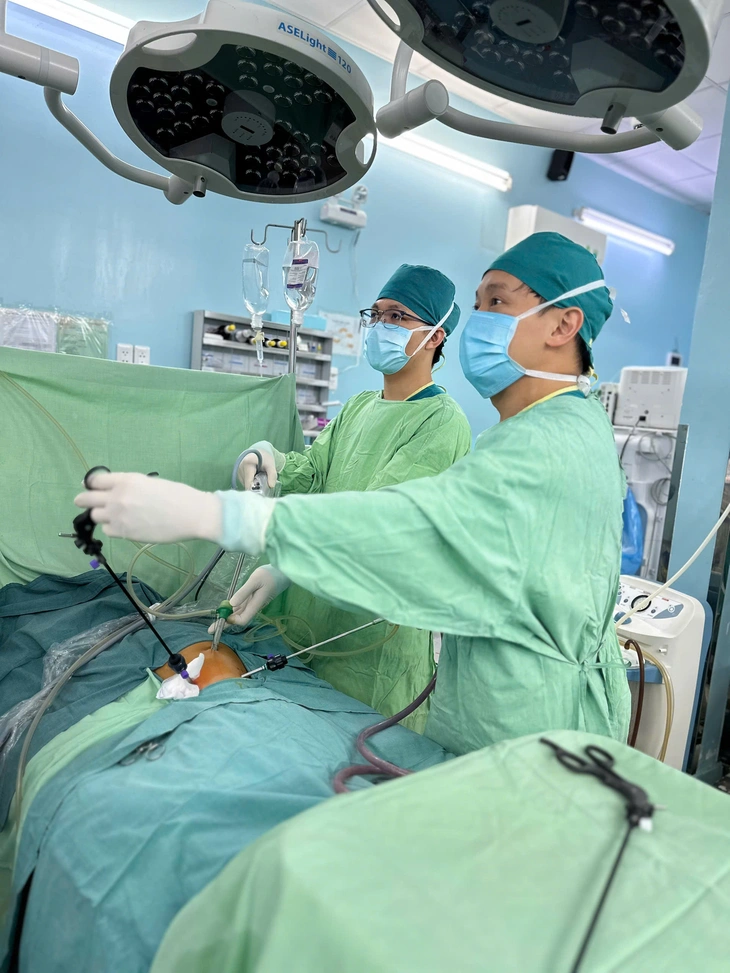 Ruột thừa vỡ 10 ngày gây áp xe 'khổng lồ', bé trai 3 tuổi được cứu kịp thời - Ảnh 1.