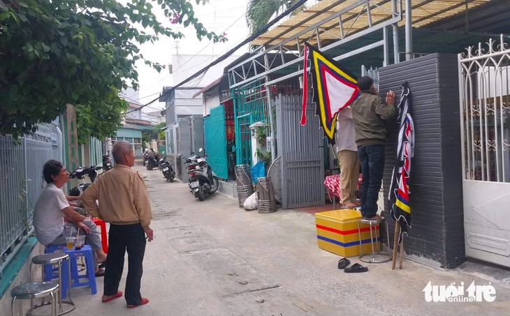 Đám tang nghệ sĩ Thương Tín tại Phan Rang: Sáng nay người hâm mộ chưa thể vào viếng - Ảnh 1.