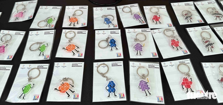 Đồ lưu niệm SEA Games 33 hút hàng - Ảnh 9.