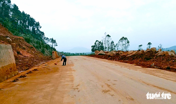 Chiều nay phương tiện được phép lưu thông trở lại trên đường ven biển Hà Tĩnh - Ảnh 1.