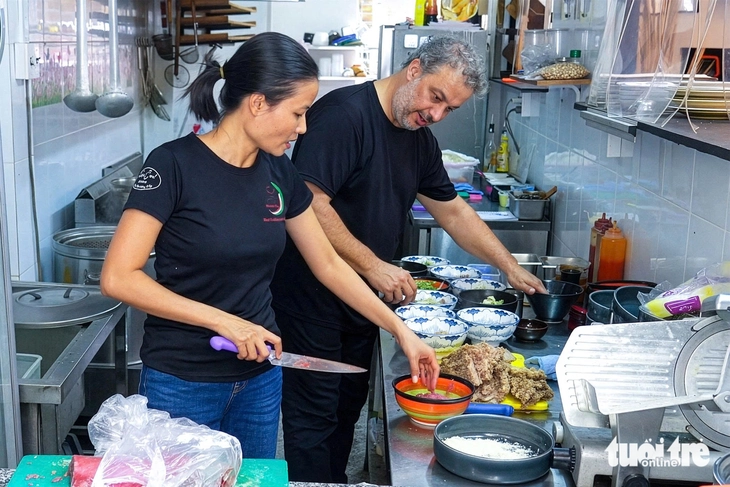 Phở ông Tây giữa ngày hội phở... - Ảnh 1. Ngày của Phở - Ảnh 1.