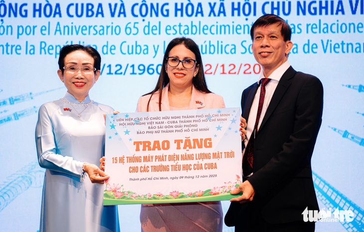 TP.HCM trao bảng tượng trưng 13 tỉ đồng tặng nhân dân Cuba - Ảnh 5.