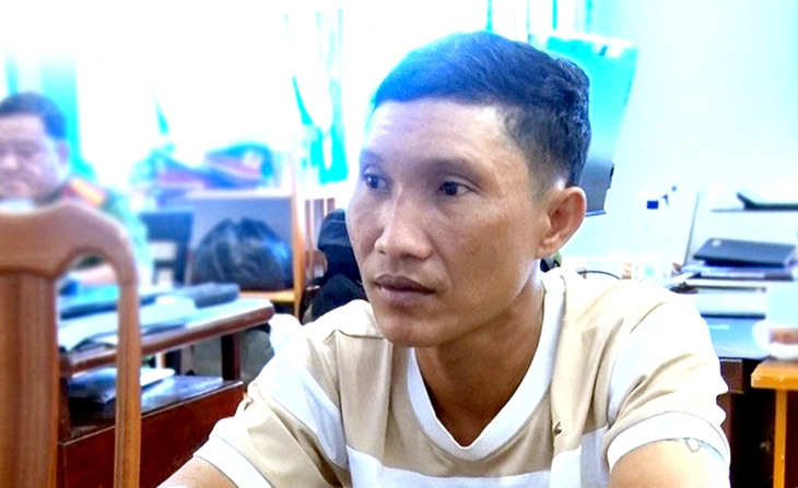 Bắt nghi phạm 38 tuổi vờ mua gà rán rồi giật dây chuyền vàng của cụ bà 70 tuổi - Ảnh 1.