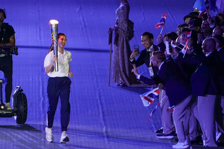 Đồng loạt vỗ tay khi nữ võ sĩ taekwondo đẳng cấp thế giới châm đuốc SEA Games 33 - Ảnh 2.