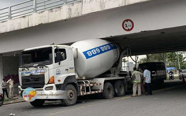 Cầu liên tục 'sứt đầu mẻ trán' vì xe quá khổ mắc kẹt: Yêu cầu lắp lại giá long môn - Ảnh 7.