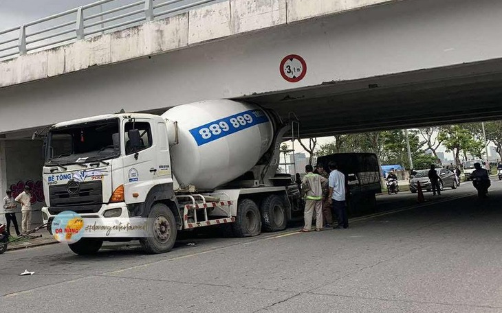 Vẫn chưa xác định được xe chở đá rơi trúng xe khách làm chết du khách Nga - Ảnh 2.